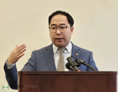  앤디 김 의원이 25일 연방의회에서 기자간담회를 하고 있다. [연합]