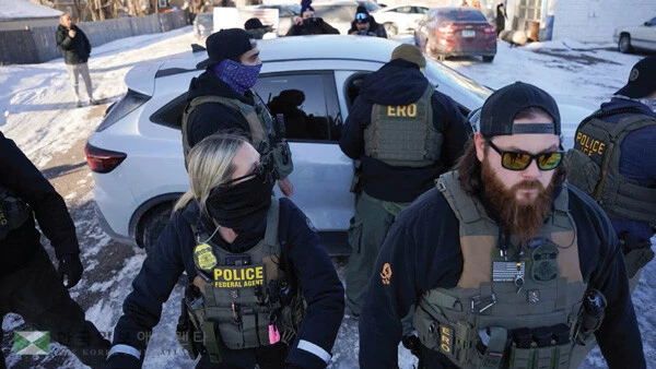  지난 1월 연방 이민단속 요원들이 미네소타주에서 단속 작전을 벌이는 모습. [로이터]