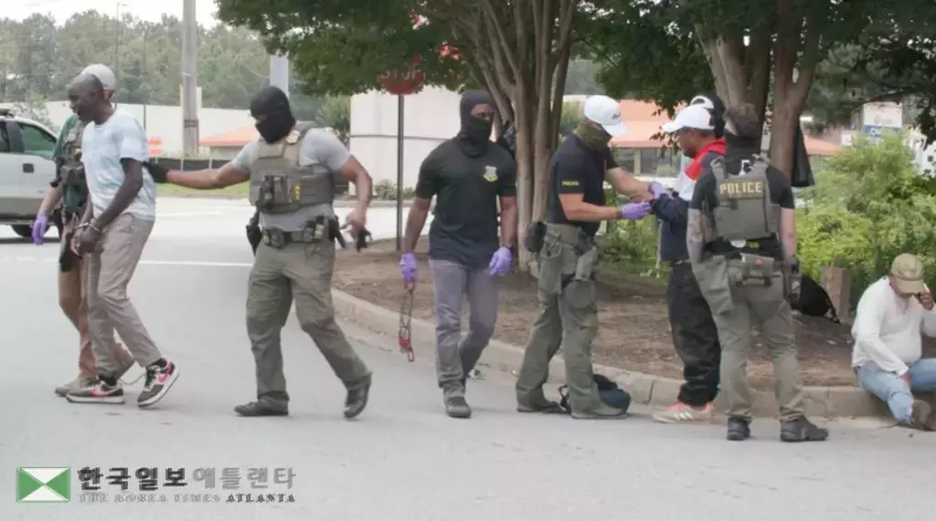 지난해 6월 2일 리버데일 홈디포 주차장에서 ICE 요원들이 일용직 구직자 6명을 체포하고 있다.<사진=MG뉴스>