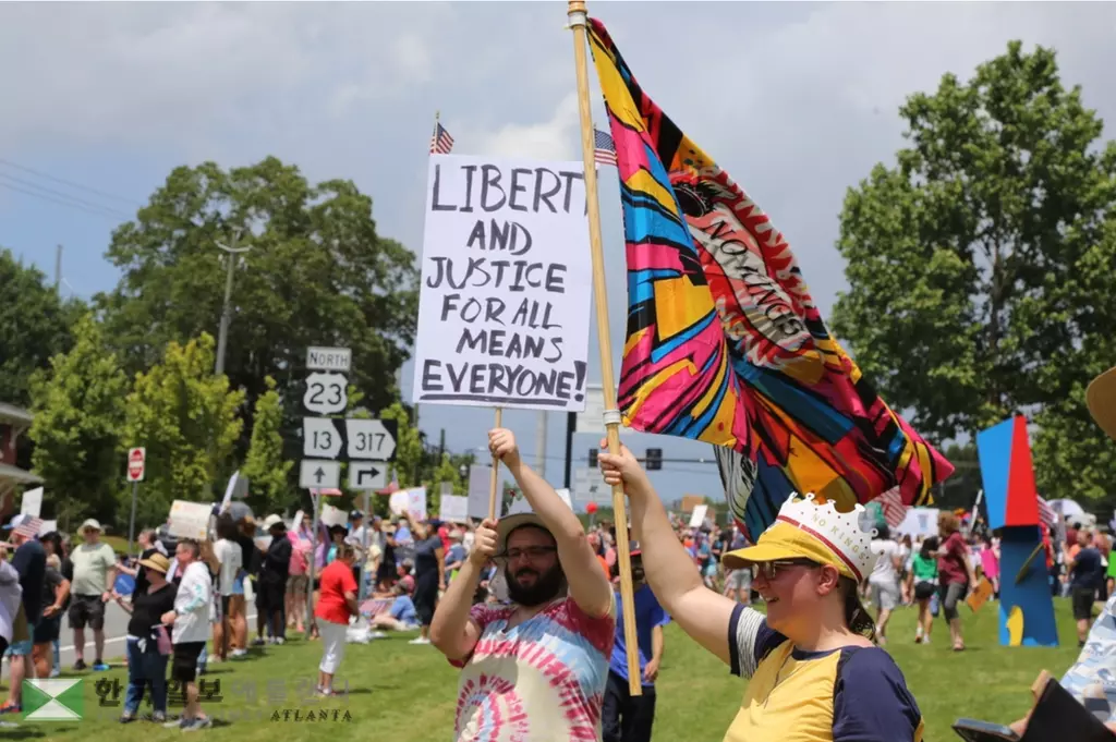지난해 6월 14일 스와니 타운센터에서 열린 노킹스 시위 모습. 2,000여명이 참석했다.<한국일보 자료사진>