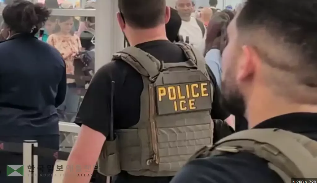 25일 애틀랜타 공항에 배치된 근무 중인 ICE 요원들.<사진=폭스 5 뉴스>