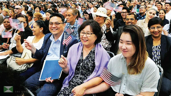  미국에 거주하는 아시아계 주민 절반 이상이 여전히 ‘외국인’ 또는 ‘이방인’으로 간주된다는 조사 결과가 나았다. LA에서 실시된 시민권 선서식에 참석한 한인 등 이민자들. [박상혁 기자]