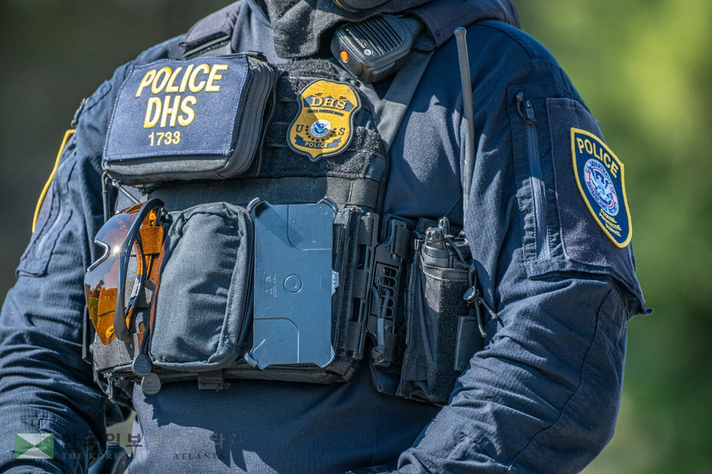 공항에 배치된 국토안보부 ICE 요원. <사진=Shutterstock>