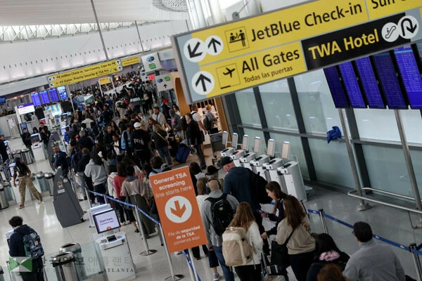 뉴욕 라과디아 공항의 보안 검색 대기 줄[로이터]