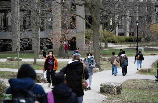  아이비리그 등 명문대는 합격자 선발 시 단일 지표가 아닌 전체적인 맥락을 살피는 전인적 평가 방식을 적용한다. 전인적 평가 방식에 대비하려면 여름 방학을 전략적으로 활용해야 한다. [로이터]