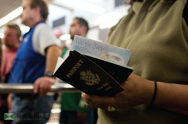 온라인 여권 갱신 신청으로 절차를 대폭 단축할 수 있게 됐다. 온라인 신청은 만 25세 이상으로 기존에 유효기간 10년짜리 여권을 발급받은 적이 있어야 하는 등 몇몇 조건을 충족해야 한다. [로이터]