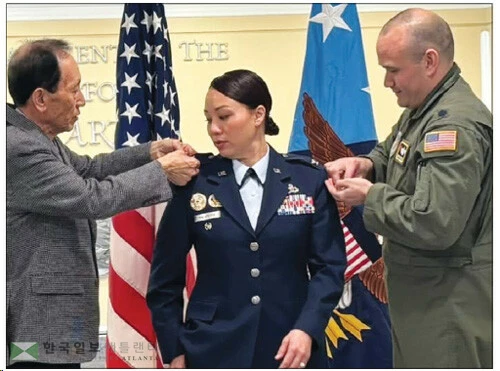  나란히 선 장인경(왼쪽) 중령·장효경 대령 자매. 아래쪽 사진은 장효경 대령의 진급식에서 부친 장기열(왼쪽)씨와 남편 네이트 말라테스타(오른쪽) 중령이 계급장을 달아주는 모습. [가족 제공]