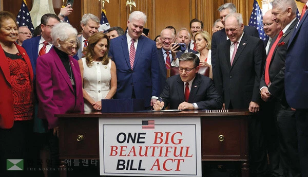  마이크 존슨 연방 하원의장이 지난해 OBBBA 법안에 서명하는 모습. [로이터]