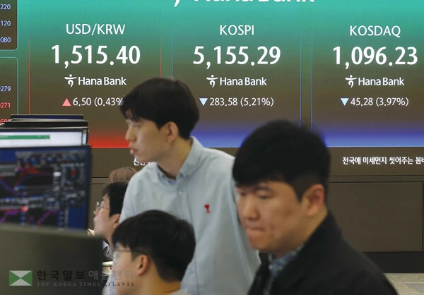  30일 서울 중구 하나은행 본점 딜링룸 전광판에 코스피와 환율이 표시돼 있다. 환율과 코스피는 최근 동반 하락하며 환율은 1,500원대를 훌쩍 넘어섰다. [연합]