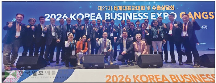  세계한인경제무역협회(월드옥타)가 30일 서울 강서구 코엑스마곡에서 개최한 ‘제27차 세계대표자대회 및 수출상담회’ 개회식에서 옥타LA 회원들이 기념 촬영을 하고 있다. [옥타LA 제공]