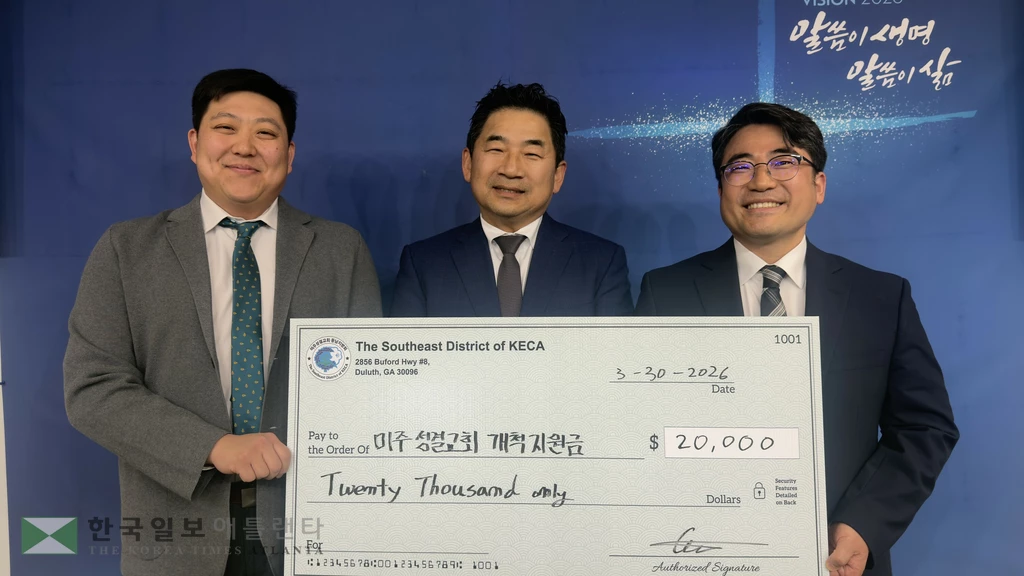 동남지방회 교회개척지원금 전달삭에서 조규영 장로부회장(중앙)이 윤현 목사(파트리아 성결교회, 왼쪽), 장석열 전도사(그린빌 벧엘교회)에게 지원금을 전달하고 있다.