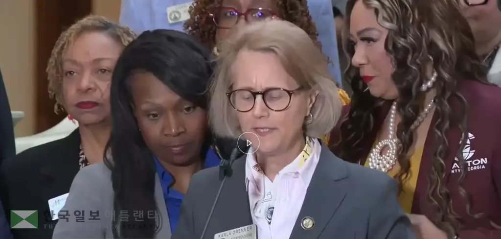 30일 민주당 의원들과 애틀랜타 주요 카운티 관계자들이 주청사에서 HB369에 대해 주지사 거부권을 촉구하는 기자회견을 갖고 있다.<폭스5뉴스 캡쳐>