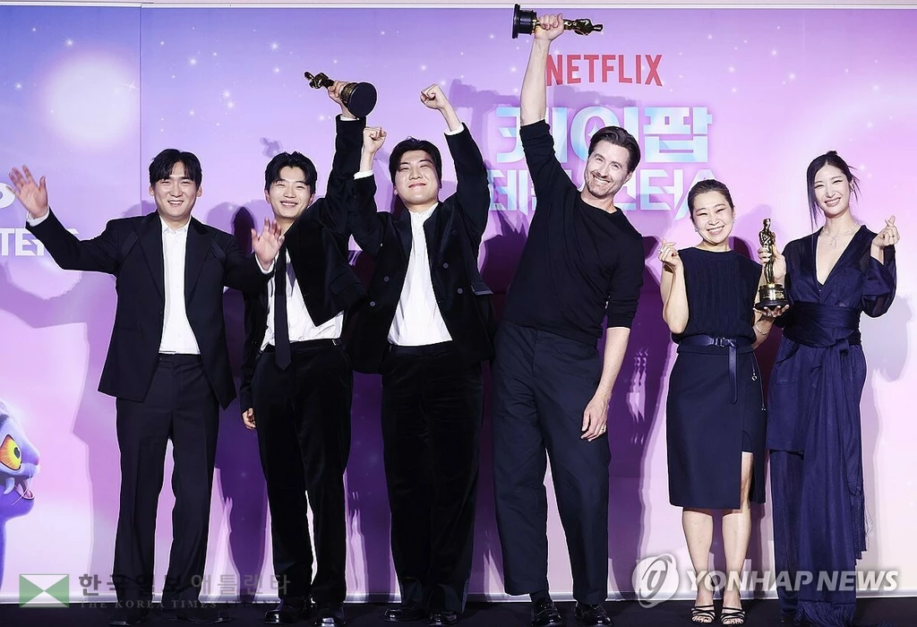  1일 오후 서울 용산구 CGV용산아이파크몰에서 열린 넷플릭스 영화 '케이팝 데몬 헌터스' 아카데미 수상 기념 기자간담회에서 참석자들이 포즈를 취하고 있다. 왼쪽부터 작곡가 남희동, 이유한, 곽중규, 크리스 애플한스, 매기 강 감독, 가수 겸 작곡가 이재. [연합뉴스] 