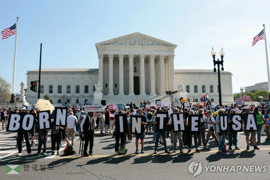 대법원 앞 시위대[AFP 연합뉴스]