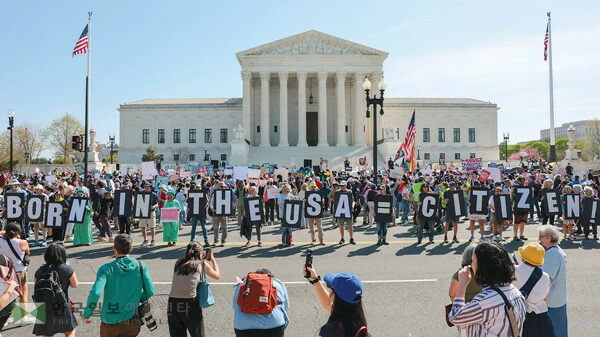  1일 연방 대법원 앞에서 이민 단체 관계자 등 시위대가 “미국서 태어났으면 시민”이라는 푯말을 들고 있다. [로이터]