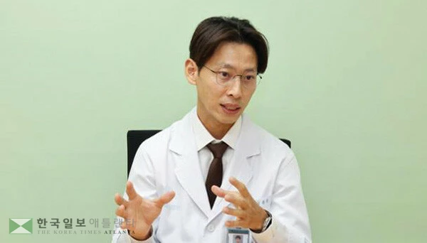  서울아산병원에서 만난 김준성 응급의학과 교수가 고령자의 응급 질환에 대해 설명하고 있다. [서울아산병원 제공]