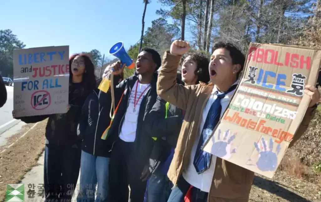 1월 27일 귀넷 아처고 일부학생들이 거리로 나와 반 ICE 구호를 외치고 있다.<귀넷 데일리 포스트>