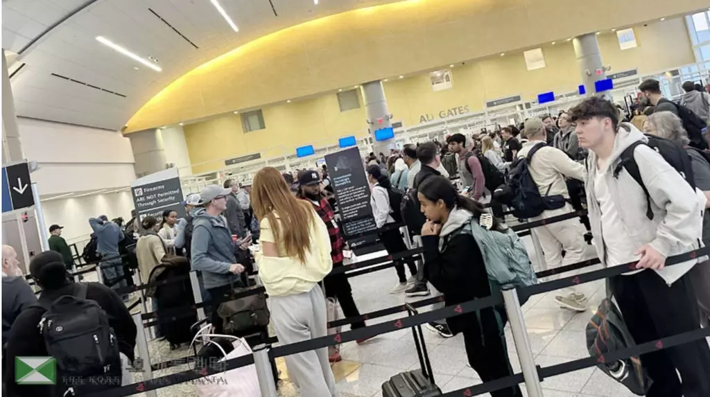 지난달 말께 애틀랜타 공항에서 보안검색을 위해 길게 늘어선 이용객들, 최근 안정세를 보이고 있지만 다시 혼잡해 질 것으로 에상된다.<제인 김 기자>