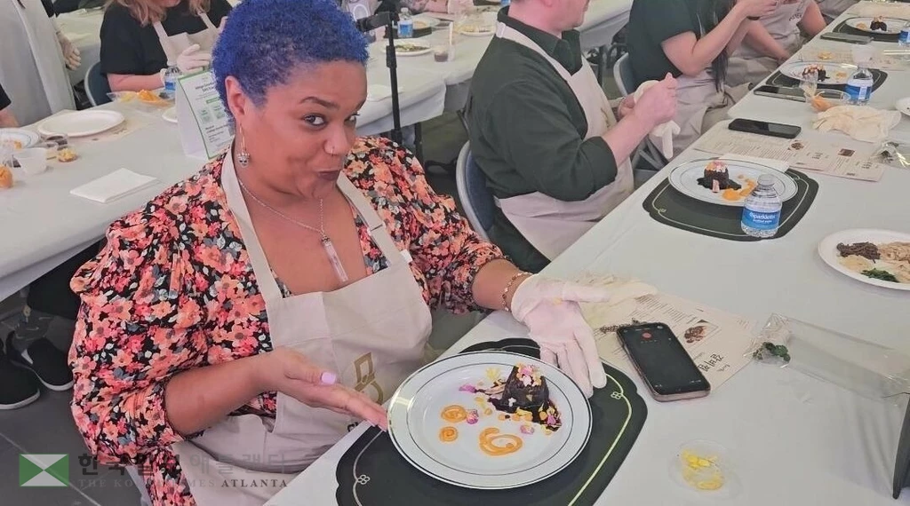 4일 로스앤젤레스(LA) 한국문화원에서 열린 'K-푸드 쿠킹 클래스'에서 '폭군의 셰프' 속 비프 부르기뇽과 갈비찜 퓨전 요리를 만든 메건 보워스-라리비에르.