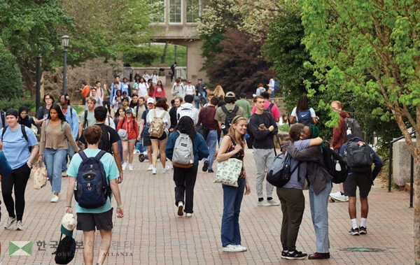  합격과 불합격 사이에 있는 대기자 명단 통보를 받는 사례가 늘고 있다. 대기자 명단에 포함된 경우 이메일 등을 통해 입학 의사를 적극적으로 밝히는 것이 최종 합격 가능성을 높이는 데 도움이 된다. [로이터]