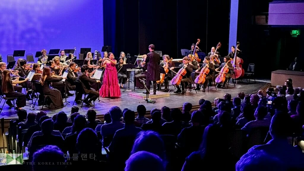 로렌스빌 심포니 오케스트라 정기연주회에서 사라 신 플루티스트가 협연하고 있다.