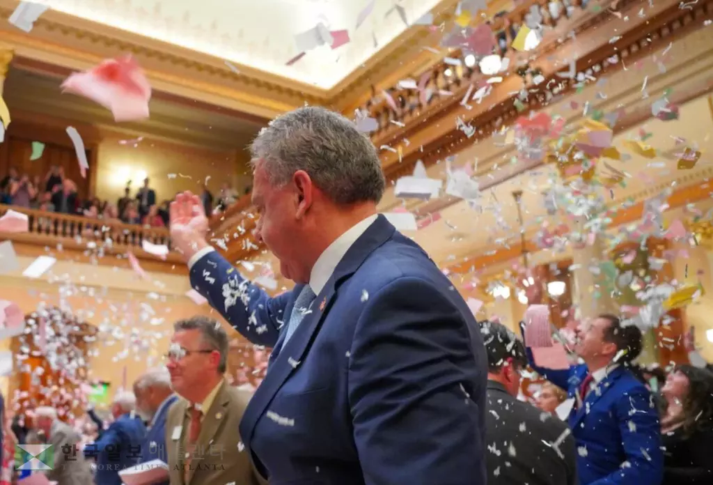 지난주 2일 자정을 넘긴 3일 새벽1시께 주의원들이 회기 종료를 알리는 종이들을 허공에 날리고 있다.<WABE>