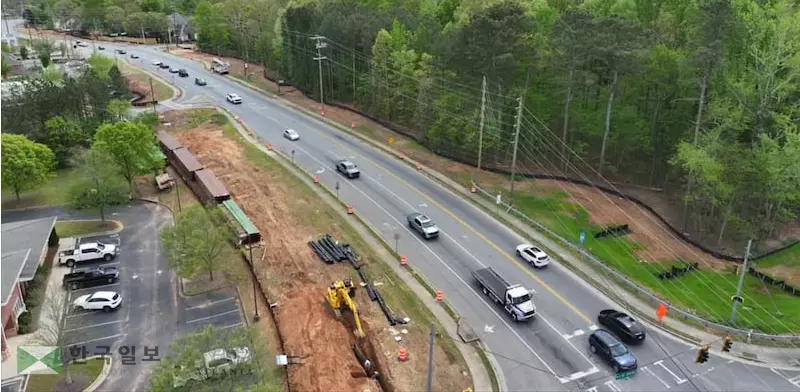 상습 교통정체 구역인 맥기니스 페리 로드 2차선 구간에 대한 차선 확장 공사가 시작됐다.<WSB-TV 채널2뉴스>