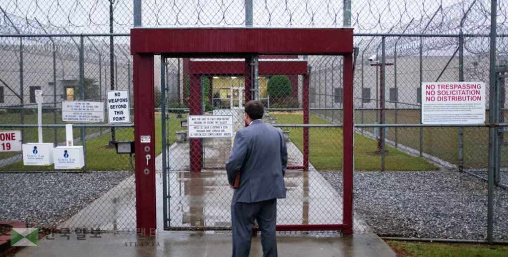 럼킨 소재 스튜어트 이민 구치소 정문.구치소 내 이민법원에서는 최근 보석 신청 거부율이 급증한 것으로 조사됐다.<WABE>