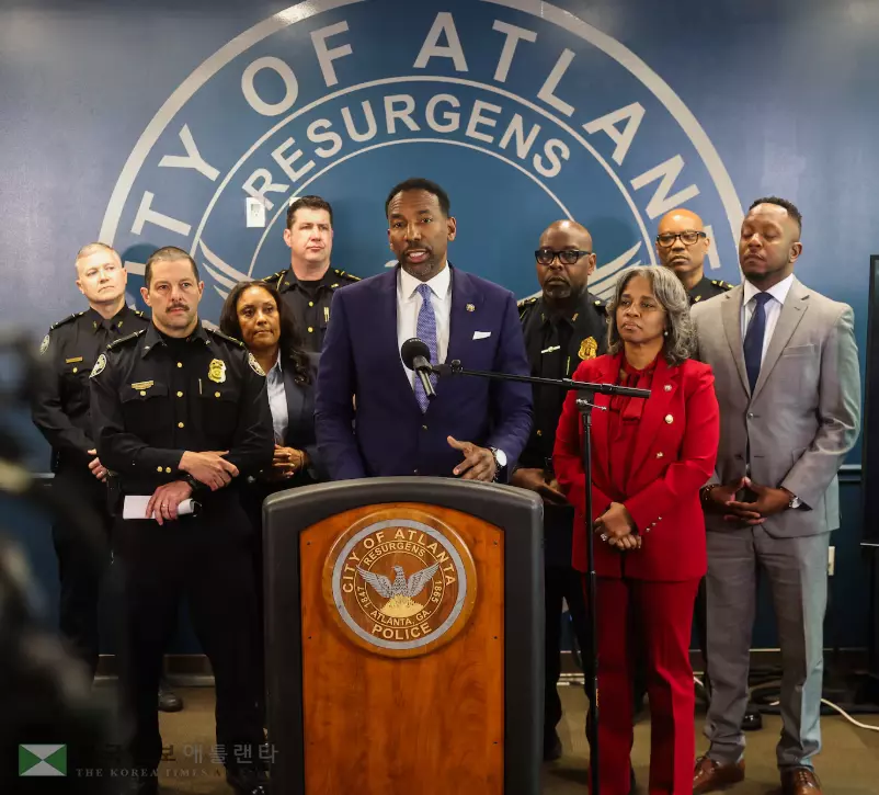 6일 안드레 디킨슨 애틀랜타 시장이 경찰 관계자들과 함께 청소년 통행금지 단속 강화 방침을 밝히고 있다.<애틀랜타시 경찰국>
