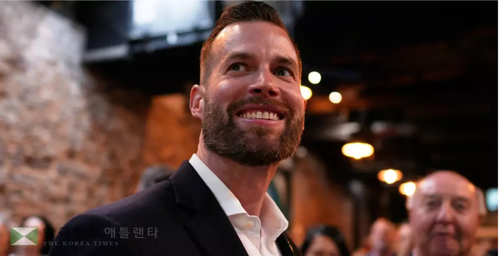 7일 밤 9시 현재 개표율이 과반을 넘긴 상태에서 당선이 확정되자 환하게 웃는 공화당 클레이 풀러 후보,<WABE>