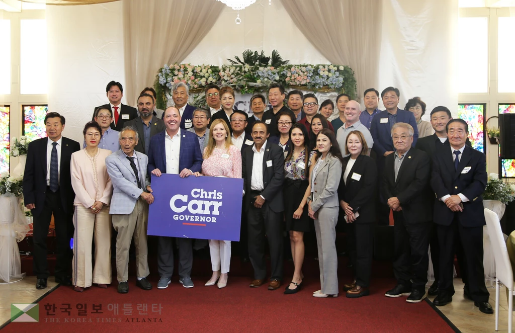 조지아 주지사 선거에 출마한 크리스 카 공화당 후보에 대한 한인사회 후원의 밤 모임이 7일 둘루스에서 열렸다. 참석자들이 단체사진을 찍고 있다.