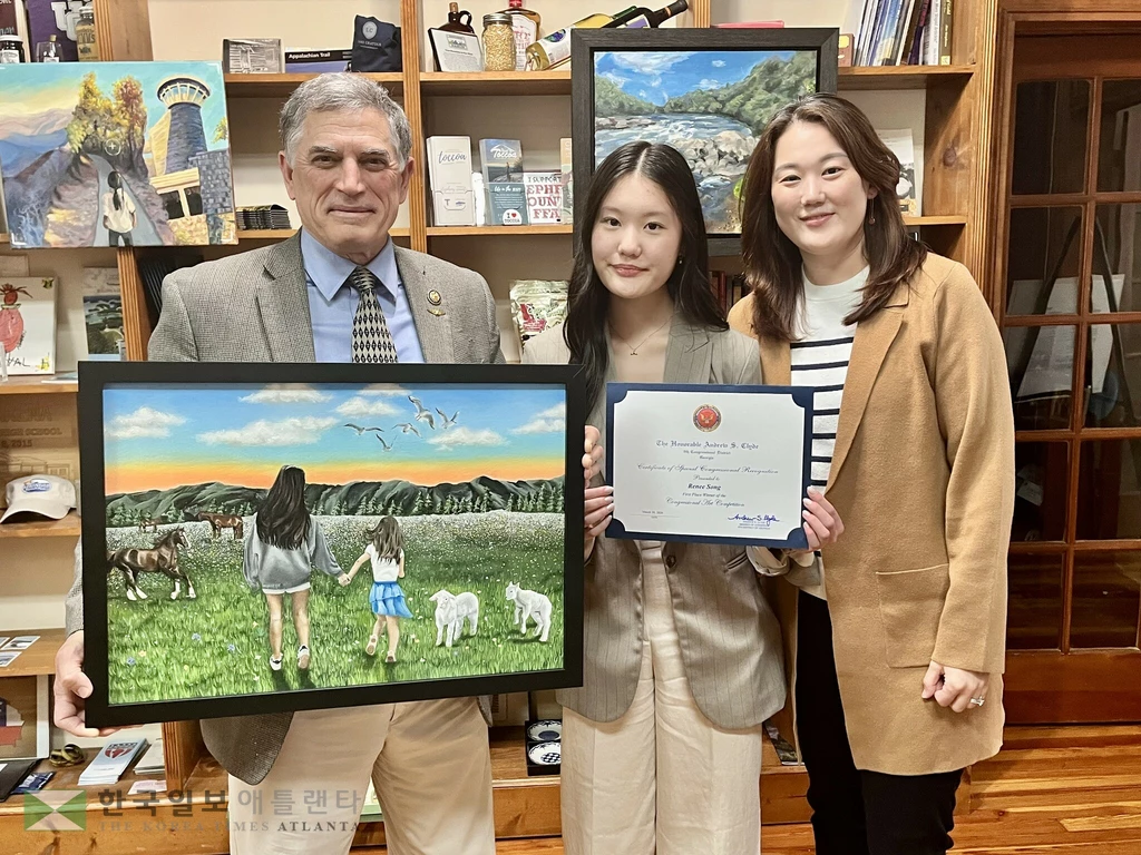 9지역 연방하원 미술대회에서 우승을 차지한 르네 송 양(가운데). <사진=앤드류 클라이드 의원 페이스북>