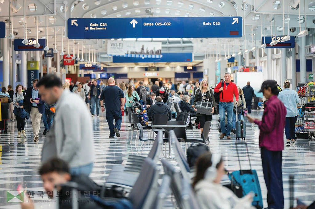 중동발 유가 쇼크가 항공료, 배송비, 제품 가격 인상으로 이어지는 ‘도미노 효과’를 일으키면서, 소비자들이 감내해야 할 물가부담은 상당할 것이란 분석이다.   <로이터> 