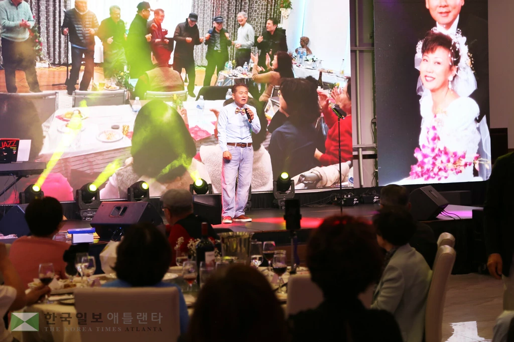 칠순을 맞아 잔치 대신 음악 콘서트를 연 정상욱 회장이 8일 무대에서 노래하고 있다.