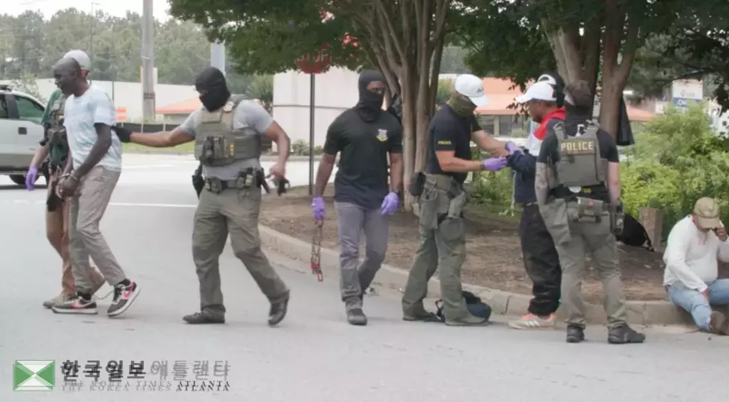 ICE 최악 이민자 범죄자 명단에는 경범죄로 체포된 경우도 다수 포함됐다. 지난해 6월 리버데일 홈디포 주차장에서 ICE요원들이 일용직 구직자들을 체포하는 장면<MG뉴스>