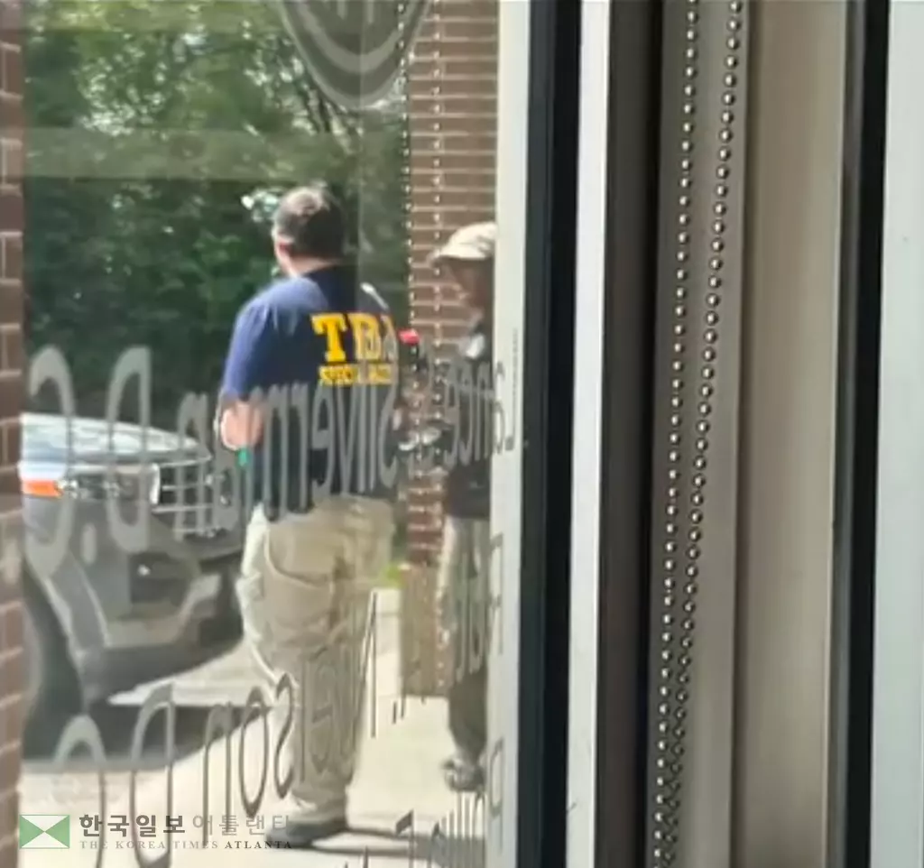 차타누사 소재 병원 밖에 TBI 수사관이 서 있다.<WSB-TV>