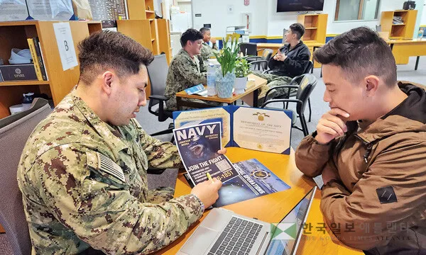 9일 LA 한인타운에 위치한 미 해군 모병소에서 모병관들이 지원 상담을 하고 있다. [박상혁 기자]
