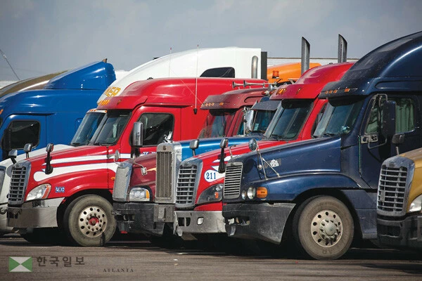  미·이란 휴전 소식에도 불구하고 중동 정세의 불확실성이 이어지는 가운데 캘리포니아주에서 트럭들이 물건을 싣기 위해 대기하고 있다. [로이터]