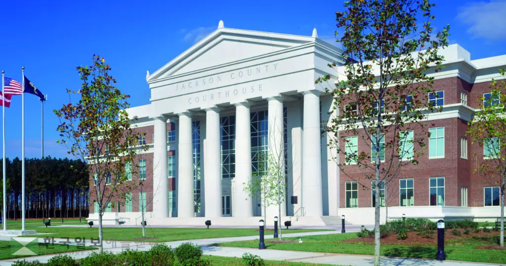 잭슨 카운티 정부 청사. 잭슨 카운티에는 호치슨과 브래즐턴 등 최근 한인들에게도 신규 주택지로 인기를 끌고 있다.<잭슨 카운티 웹사이트>