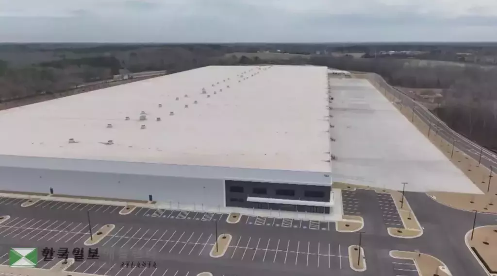 ICE가 소셜서클시에 추진 중인 이민자 구금시설을 위해 매입절차를 진행 중인 대형창고 모습,