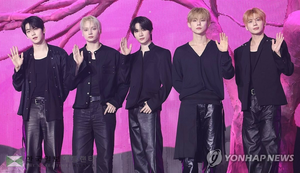  그룹 투모로우바이투게더가 13일 서울 성북구 고려대 화정체육관에서 열린 여덟 번째 미니앨범 '7TH YEAR: 가시덤불에 잠시 바람이 멈췄을 때' 언론 공개회에서 포즈를 취하고 있다. 