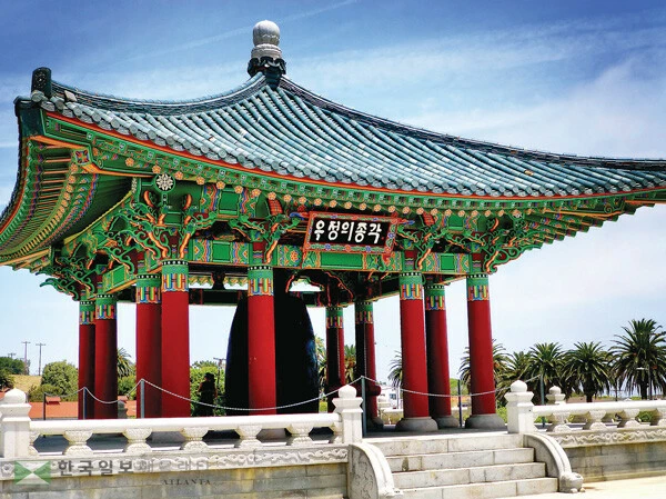  올해로 50주년을 맞은 샌피드로 우정의 종각 전경. 미국 독립 250주년에 맞춰 기념 우표 및 주화 발행이 추진된다. [박상혁 기자]