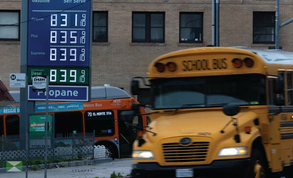  중동전 여파로 인한 개솔린 가격 상승이 주도하면서 지난 3월 소비자 물가지수가 3년래 최고 수준으로 올랐다. [로이터]