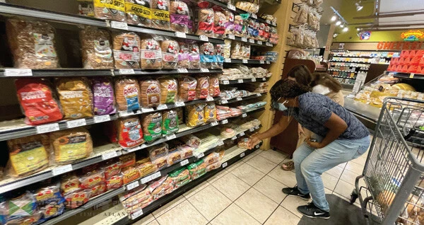  최근 소비자들의 다양한 절약법이 눈길을 끈다. 일부 절약법은 기발함을 넘어서 다소 기괴하기까지 한데, 고물가 시대에 생존해야 하는 슬픈 현실을 보여준다. [로이터]