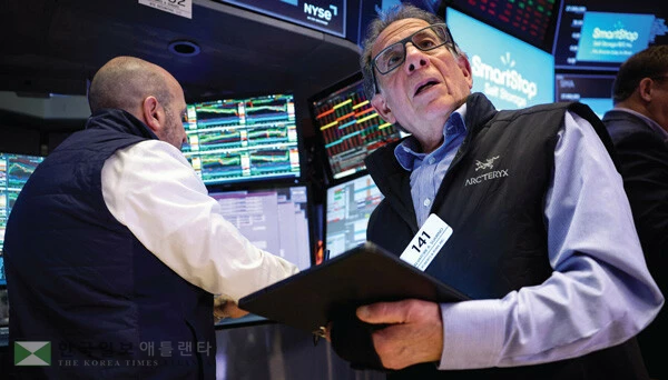  AI 투자가 기술주 주가 상승과 가계 자산 증가로 이어져 소비 증가를 이끄는 요인이다. 하지만 ‘매그니피센트 세븐’으로 불리는 기술 기업 가치가 하락하면 가계 순자산 감소와 소비 위축으로 이어지는 취약성도 공존하고 있다. [로이터]