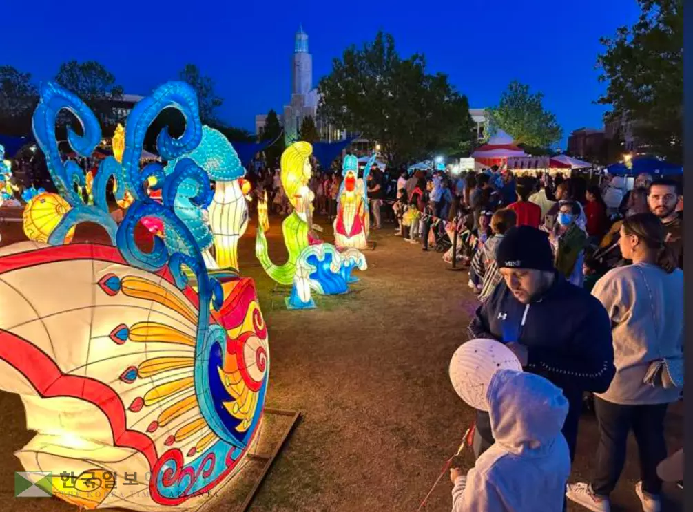 올해 스와니 국제 야시장 행사에서는 야광 랜턴 퍼레이드도 18일 저녁 8시15분터 열린다.<귀넷 데일리 포스트>