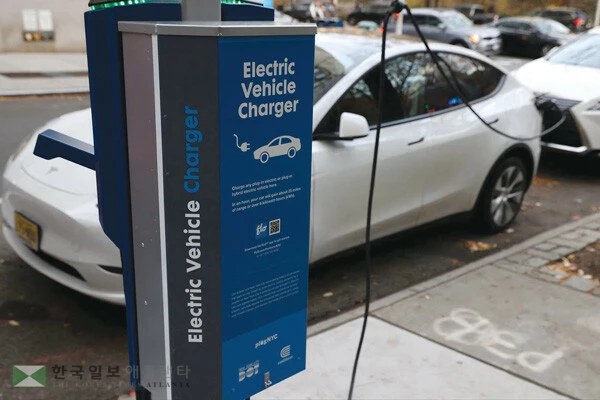  중동발 지정학적 리스크로 유가가 급등하자 전기차 충전기 네트워크 확장 속도가 가팔라지고 있다. 전기차 충전소 모습. [로이터]