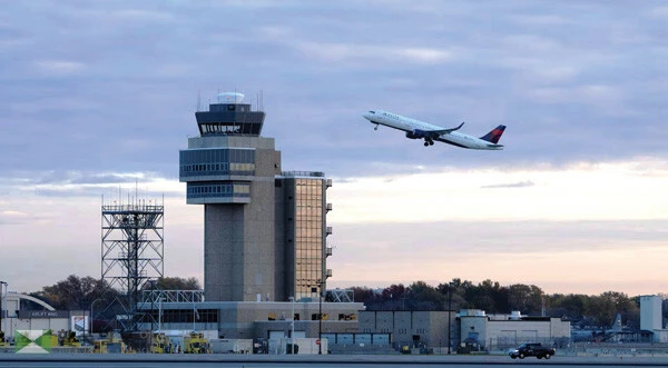  연방 정부가 심각한 인력 부족에 시달리는 항공 교통 관제사 충원을 위해 대대적 채용에 나섰다. [로이터]