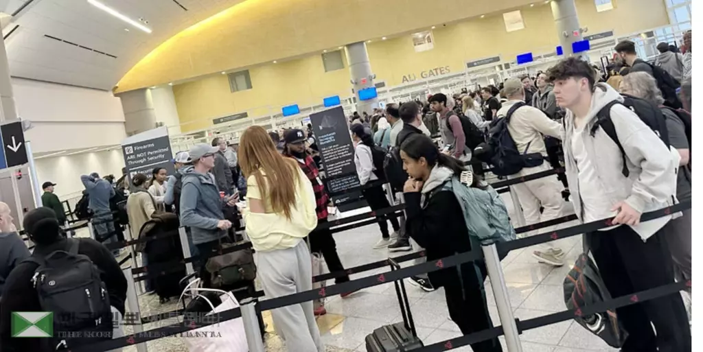 애틀랜타 공항이 지난해 이용객 1억 630만명으로 또 다시 세계 공항 중 1위를 기록했다. 지난달 20일 애틀랜타 공항에서 검색 대기 중인 이용객들.<제인김 기자>