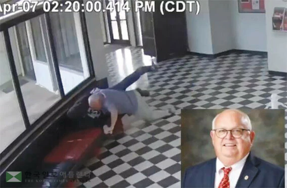 커크 무어 교장이 총기 무장 용의자를제압하는 모습. <엑스(X) 캡처>